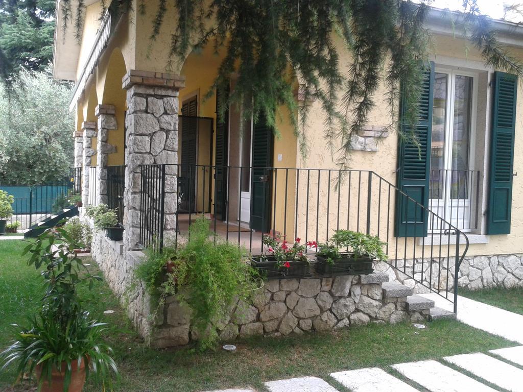 Aparthotel Residenza Le Logge Torri Del Benaco Exterior foto