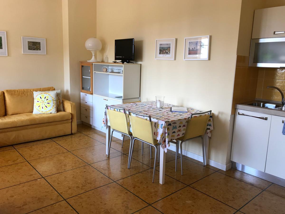 Aparthotel Residenza Le Logge Torri Del Benaco Exterior foto